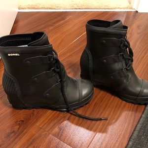 Sorel Matte Black Joan Rain Booties- never worn